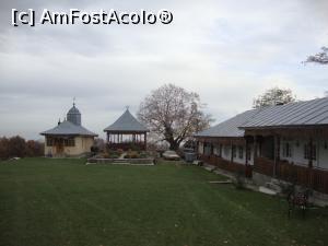 [P21] La plimbare prin curtea schitului. În dreapta se văd chiliile măicuțelor, iar în față se află biserica schitului, dar și fundația bisericii din zid care a fost avariată la cutremurul din 1940 și apoi demolată.  » foto by Floryn81
 - 
<span class="allrVoted glyphicon glyphicon-heart hidden" id="av809054"></span>
<a class="m-l-10 hidden" id="sv809054" onclick="voting_Foto_DelVot(,809054,11329)" role="button">șterge vot <span class="glyphicon glyphicon-remove"></span></a>
<a id="v9809054" class=" c-red"  onclick="voting_Foto_SetVot(809054)" role="button"><span class="glyphicon glyphicon-heart-empty"></span> <b>LIKE</b> = Votează poza</a> <img class="hidden"  id="f809054W9" src="/imagini/loader.gif" border="0" /><span class="AjErrMes hidden" id="e809054ErM"></span>