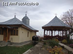 [P23] Biserica schitului și fundația fostei biserici. Pe această fundație a fost ridicat un foișor unde se țin vara anumite slujbe.  » foto by Floryn81
 - 
<span class="allrVoted glyphicon glyphicon-heart hidden" id="av809058"></span>
<a class="m-l-10 hidden" id="sv809058" onclick="voting_Foto_DelVot(,809058,11329)" role="button">șterge vot <span class="glyphicon glyphicon-remove"></span></a>
<a id="v9809058" class=" c-red"  onclick="voting_Foto_SetVot(809058)" role="button"><span class="glyphicon glyphicon-heart-empty"></span> <b>LIKE</b> = Votează poza</a> <img class="hidden"  id="f809058W9" src="/imagini/loader.gif" border="0" /><span class="AjErrMes hidden" id="e809058ErM"></span>