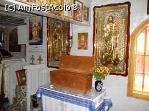 [P26] Alte icoane din biserica schitului Buluc și o raclă cu fragmente de moaște.  » foto by Floryn81
 - 
<span class="allrVoted glyphicon glyphicon-heart hidden" id="av809063"></span>
<a class="m-l-10 hidden" id="sv809063" onclick="voting_Foto_DelVot(,809063,11329)" role="button">șterge vot <span class="glyphicon glyphicon-remove"></span></a>
<a id="v9809063" class=" c-red"  onclick="voting_Foto_SetVot(809063)" role="button"><span class="glyphicon glyphicon-heart-empty"></span> <b>LIKE</b> = Votează poza</a> <img class="hidden"  id="f809063W9" src="/imagini/loader.gif" border="0" /><span class="AjErrMes hidden" id="e809063ErM"></span>