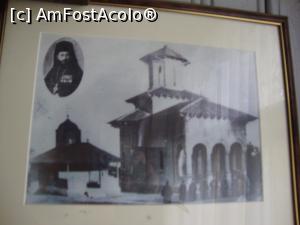 [P28] În această imagine afișată în biserică se observă și fosta biserică de zid a schitului.  » foto by Floryn81
 - 
<span class="allrVoted glyphicon glyphicon-heart hidden" id="av809068"></span>
<a class="m-l-10 hidden" id="sv809068" onclick="voting_Foto_DelVot(,809068,11329)" role="button">șterge vot <span class="glyphicon glyphicon-remove"></span></a>
<a id="v9809068" class=" c-red"  onclick="voting_Foto_SetVot(809068)" role="button"><span class="glyphicon glyphicon-heart-empty"></span> <b>LIKE</b> = Votează poza</a> <img class="hidden"  id="f809068W9" src="/imagini/loader.gif" border="0" /><span class="AjErrMes hidden" id="e809068ErM"></span>