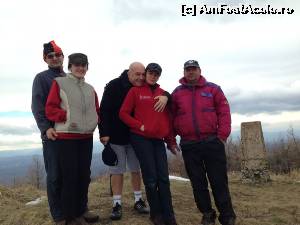 [P06] Nu vă spun care-s eu, că am pantaloni scurți. Ideea este că, în spate, este monumentul care arată locul unde a avut Statul Major, pe timpul luptelor de la Mărășești, Von Mackenesen » foto by Yersinia Pestis
 - 
<span class="allrVoted glyphicon glyphicon-heart hidden" id="av560800"></span>
<a class="m-l-10 hidden" id="sv560800" onclick="voting_Foto_DelVot(,560800,11329)" role="button">șterge vot <span class="glyphicon glyphicon-remove"></span></a>
<a id="v9560800" class=" c-red"  onclick="voting_Foto_SetVot(560800)" role="button"><span class="glyphicon glyphicon-heart-empty"></span> <b>LIKE</b> = Votează poza</a> <img class="hidden"  id="f560800W9" src="/imagini/loader.gif" border="0" /><span class="AjErrMes hidden" id="e560800ErM"></span>