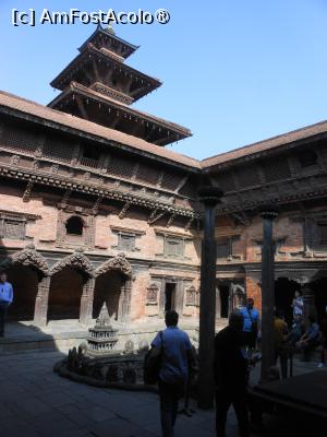[P40] Patan - În Piața Patan Durbar. » foto by iulianic
 - 
<span class="allrVoted glyphicon glyphicon-heart hidden" id="av1468703"></span>
<a class="m-l-10 hidden" id="sv1468703" onclick="voting_Foto_DelVot(,1468703,11367)" role="button">șterge vot <span class="glyphicon glyphicon-remove"></span></a>
<a id="v91468703" class=" c-red"  onclick="voting_Foto_SetVot(1468703)" role="button"><span class="glyphicon glyphicon-heart-empty"></span> <b>LIKE</b> = Votează poza</a> <img class="hidden"  id="f1468703W9" src="/imagini/loader.gif" border="0" /><span class="AjErrMes hidden" id="e1468703ErM"></span>