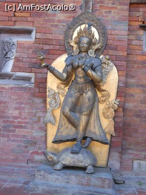 [P47] Patan - În Piața Patan Durbar. » foto by iulianic
 - 
<span class="allrVoted glyphicon glyphicon-heart hidden" id="av1468710"></span>
<a class="m-l-10 hidden" id="sv1468710" onclick="voting_Foto_DelVot(,1468710,11367)" role="button">șterge vot <span class="glyphicon glyphicon-remove"></span></a>
<a id="v91468710" class=" c-red"  onclick="voting_Foto_SetVot(1468710)" role="button"><span class="glyphicon glyphicon-heart-empty"></span> <b>LIKE</b> = Votează poza</a> <img class="hidden"  id="f1468710W9" src="/imagini/loader.gif" border="0" /><span class="AjErrMes hidden" id="e1468710ErM"></span>