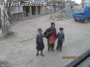 [P19] Daca m-a durut ceva in aceasta excursie, a fost imaginea copiilor care mergeau la scoala. Imbracati extrem de ingrijit dar care mergeau printr-un praf de doua palme...  » foto by adri-nico
 - 
<span class="allrVoted glyphicon glyphicon-heart hidden" id="av950821"></span>
<a class="m-l-10 hidden" id="sv950821" onclick="voting_Foto_DelVot(,950821,11367)" role="button">șterge vot <span class="glyphicon glyphicon-remove"></span></a>
<a id="v9950821" class=" c-red"  onclick="voting_Foto_SetVot(950821)" role="button"><span class="glyphicon glyphicon-heart-empty"></span> <b>LIKE</b> = Votează poza</a> <img class="hidden"  id="f950821W9" src="/imagini/loader.gif" border="0" /><span class="AjErrMes hidden" id="e950821ErM"></span>