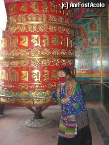 [P06] Rotita de rugaciune(mosorel,cum ii zic eu,desi cred ca in cazul asta diminutivul nu prea se potriveste:-))-in lacasul de rugaciune de peste drum de intrarea in stupa » foto by cristina65
 - 
<span class="allrVoted glyphicon glyphicon-heart hidden" id="av308532"></span>
<a class="m-l-10 hidden" id="sv308532" onclick="voting_Foto_DelVot(,308532,11367)" role="button">șterge vot <span class="glyphicon glyphicon-remove"></span></a>
<a id="v9308532" class=" c-red"  onclick="voting_Foto_SetVot(308532)" role="button"><span class="glyphicon glyphicon-heart-empty"></span> <b>LIKE</b> = Votează poza</a> <img class="hidden"  id="f308532W9" src="/imagini/loader.gif" border="0" /><span class="AjErrMes hidden" id="e308532ErM"></span>