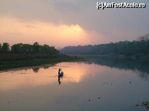 [P14] APUS DE SOARE PE RAU LA CHITWAN » foto by buterfly*
 - 
<span class="allrVoted glyphicon glyphicon-heart hidden" id="av502320"></span>
<a class="m-l-10 hidden" id="sv502320" onclick="voting_Foto_DelVot(,502320,11367)" role="button">șterge vot <span class="glyphicon glyphicon-remove"></span></a>
<a id="v9502320" class=" c-red"  onclick="voting_Foto_SetVot(502320)" role="button"><span class="glyphicon glyphicon-heart-empty"></span> <b>LIKE</b> = Votează poza</a> <img class="hidden"  id="f502320W9" src="/imagini/loader.gif" border="0" /><span class="AjErrMes hidden" id="e502320ErM"></span>