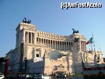 [P02] Monumentul Vittorio Emmanuele II vazut dinspre Piazza Venezia » foto by magdalena
 - 
<span class="allrVoted glyphicon glyphicon-heart hidden" id="av273793"></span>
<a class="m-l-10 hidden" id="sv273793" onclick="voting_Foto_DelVot(,273793,11412)" role="button">șterge vot <span class="glyphicon glyphicon-remove"></span></a>
<a id="v9273793" class=" c-red"  onclick="voting_Foto_SetVot(273793)" role="button"><span class="glyphicon glyphicon-heart-empty"></span> <b>LIKE</b> = Votează poza</a> <img class="hidden"  id="f273793W9" src="/imagini/loader.gif" border="0" /><span class="AjErrMes hidden" id="e273793ErM"></span>