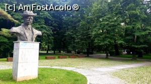 [P20] Bustul lui I.L. Caragiale - intrare în parc din str. Baba Novac » foto by k-lator
 - 
<span class="allrVoted glyphicon glyphicon-heart hidden" id="av1231979"></span>
<a class="m-l-10 hidden" id="sv1231979" onclick="voting_Foto_DelVot(,1231979,11447)" role="button">șterge vot <span class="glyphicon glyphicon-remove"></span></a>
<a id="v91231979" class=" c-red"  onclick="voting_Foto_SetVot(1231979)" role="button"><span class="glyphicon glyphicon-heart-empty"></span> <b>LIKE</b> = Votează poza</a> <img class="hidden"  id="f1231979W9" src="/imagini/loader.gif" border="0" /><span class="AjErrMes hidden" id="e1231979ErM"></span>