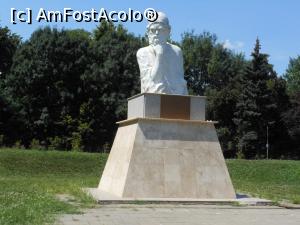 [P06] Bucuresti - Parcul Kiseleff. Bustul lui Hakim Omar Khayyam. » foto by iulianic
 - 
<span class="allrVoted glyphicon glyphicon-heart hidden" id="av1381084"></span>
<a class="m-l-10 hidden" id="sv1381084" onclick="voting_Foto_DelVot(,1381084,11447)" role="button">șterge vot <span class="glyphicon glyphicon-remove"></span></a>
<a id="v91381084" class=" c-red"  onclick="voting_Foto_SetVot(1381084)" role="button"><span class="glyphicon glyphicon-heart-empty"></span> <b>LIKE</b> = Votează poza</a> <img class="hidden"  id="f1381084W9" src="/imagini/loader.gif" border="0" /><span class="AjErrMes hidden" id="e1381084ErM"></span>