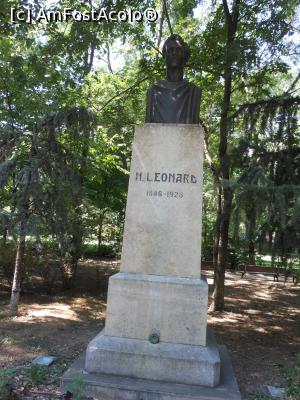 [P09] Bucuresti - Parcul Kiseleff. Bustul lui Nicolae Leonard. » foto by iulianic
 - 
<span class="allrVoted glyphicon glyphicon-heart hidden" id="av1381087"></span>
<a class="m-l-10 hidden" id="sv1381087" onclick="voting_Foto_DelVot(,1381087,11447)" role="button">șterge vot <span class="glyphicon glyphicon-remove"></span></a>
<a id="v91381087" class=" c-red"  onclick="voting_Foto_SetVot(1381087)" role="button"><span class="glyphicon glyphicon-heart-empty"></span> <b>LIKE</b> = Votează poza</a> <img class="hidden"  id="f1381087W9" src="/imagini/loader.gif" border="0" /><span class="AjErrMes hidden" id="e1381087ErM"></span>