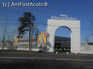 [P01] București - Parcul 'Tudor Arghezi'. Intrarea de lângă parcarea supraetajată. » foto by iulianic
 - 
<span class="allrVoted glyphicon glyphicon-heart hidden" id="av1422775"></span>
<a class="m-l-10 hidden" id="sv1422775" onclick="voting_Foto_DelVot(,1422775,11447)" role="button">șterge vot <span class="glyphicon glyphicon-remove"></span></a>
<a id="v91422775" class=" c-red"  onclick="voting_Foto_SetVot(1422775)" role="button"><span class="glyphicon glyphicon-heart-empty"></span> <b>LIKE</b> = Votează poza</a> <img class="hidden"  id="f1422775W9" src="/imagini/loader.gif" border="0" /><span class="AjErrMes hidden" id="e1422775ErM"></span>