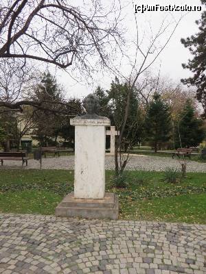 [P05] Statuie Nichita Stănescu - sculptor Paul Vasilescu » foto by tata123 🔱
 - 
<span class="allrVoted glyphicon glyphicon-heart hidden" id="av576758"></span>
<a class="m-l-10 hidden" id="sv576758" onclick="voting_Foto_DelVot(,576758,11447)" role="button">șterge vot <span class="glyphicon glyphicon-remove"></span></a>
<a id="v9576758" class=" c-red"  onclick="voting_Foto_SetVot(576758)" role="button"><span class="glyphicon glyphicon-heart-empty"></span> <b>LIKE</b> = Votează poza</a> <img class="hidden"  id="f576758W9" src="/imagini/loader.gif" border="0" /><span class="AjErrMes hidden" id="e576758ErM"></span>