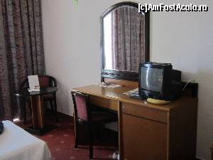 [P08] Birou, televizor! Cine avea timp, de ele! Dar era loc si pentru mini frigider, insa lipsea cu desavarsire!  » foto by bica adriana
 - 
<span class="allrVoted glyphicon glyphicon-heart hidden" id="av513426"></span>
<a class="m-l-10 hidden" id="sv513426" onclick="voting_Foto_DelVot(,513426,11454)" role="button">șterge vot <span class="glyphicon glyphicon-remove"></span></a>
<a id="v9513426" class=" c-red"  onclick="voting_Foto_SetVot(513426)" role="button"><span class="glyphicon glyphicon-heart-empty"></span> <b>LIKE</b> = Votează poza</a> <img class="hidden"  id="f513426W9" src="/imagini/loader.gif" border="0" /><span class="AjErrMes hidden" id="e513426ErM"></span>