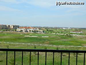 [P13] Vedere către terenul din golf. Clădirea din spate aparține tot hotelului - acolo se află un alt restaurant.  » foto by Dabator
 - 
<span class="allrVoted glyphicon glyphicon-heart hidden" id="av501235"></span>
<a class="m-l-10 hidden" id="sv501235" onclick="voting_Foto_DelVot(,501235,11470)" role="button">șterge vot <span class="glyphicon glyphicon-remove"></span></a>
<a id="v9501235" class=" c-red"  onclick="voting_Foto_SetVot(501235)" role="button"><span class="glyphicon glyphicon-heart-empty"></span> <b>LIKE</b> = Votează poza</a> <img class="hidden"  id="f501235W9" src="/imagini/loader.gif" border="0" /><span class="AjErrMes hidden" id="e501235ErM"></span>