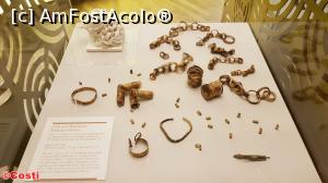 [P37] Obiecte de aur datând din Epoca Bronzului (circa 1300 î. H.)  » foto by Costi
 - 
<span class="allrVoted glyphicon glyphicon-heart hidden" id="av1152302"></span>
<a class="m-l-10 hidden" id="sv1152302" onclick="voting_Foto_DelVot(,1152302,11476)" role="button">șterge vot <span class="glyphicon glyphicon-remove"></span></a>
<a id="v91152302" class=" c-red"  onclick="voting_Foto_SetVot(1152302)" role="button"><span class="glyphicon glyphicon-heart-empty"></span> <b>LIKE</b> = Votează poza</a> <img class="hidden"  id="f1152302W9" src="/imagini/loader.gif" border="0" /><span class="AjErrMes hidden" id="e1152302ErM"></span>