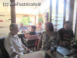 [P02] Cele două mese paralele: afară, fumătorii şi înăuntru puritanii. Soţul Iuliei stătea între cele două. Ema, Dan şi soţul Iuliei » foto by Michi
 - 
<span class="allrVoted glyphicon glyphicon-heart hidden" id="av765199"></span>
<a class="m-l-10 hidden" id="sv765199" onclick="voting_Foto_DelVot(,765199,11592)" role="button">șterge vot <span class="glyphicon glyphicon-remove"></span></a>
<a id="v9765199" class=" c-red"  onclick="voting_Foto_SetVot(765199)" role="button"><span class="glyphicon glyphicon-heart-empty"></span> <b>LIKE</b> = Votează poza</a> <img class="hidden"  id="f765199W9" src="/imagini/loader.gif" border="0" /><span class="AjErrMes hidden" id="e765199ErM"></span>