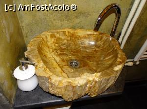 [P25] Apartament Art Cluj - apartamentul studio - chiuveta foarte interesantă de la baie » foto by Cris
 - 
<span class="allrVoted glyphicon glyphicon-heart hidden" id="av834393"></span>
<a class="m-l-10 hidden" id="sv834393" onclick="voting_Foto_DelVot(,834393,11616)" role="button">șterge vot <span class="glyphicon glyphicon-remove"></span></a>
<a id="v9834393" class=" c-red"  onclick="voting_Foto_SetVot(834393)" role="button"><span class="glyphicon glyphicon-heart-empty"></span> <b>LIKE</b> = Votează poza</a> <img class="hidden"  id="f834393W9" src="/imagini/loader.gif" border="0" /><span class="AjErrMes hidden" id="e834393ErM"></span>
