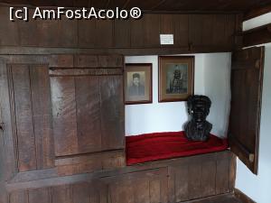 [P26] Mânăstirea Troian - nișa în care dormea Levski; în dreapta bustul său, pe pereți fotografii cu el; în tavan e o trapă ce duce în pod, pe unde a scăpat de turci » foto by crismis
 - 
<span class="allrVoted glyphicon glyphicon-heart hidden" id="av1074527"></span>
<a class="m-l-10 hidden" id="sv1074527" onclick="voting_Foto_DelVot(,1074527,11645)" role="button">șterge vot <span class="glyphicon glyphicon-remove"></span></a>
<a id="v91074527" class=" c-red"  onclick="voting_Foto_SetVot(1074527)" role="button"><span class="glyphicon glyphicon-heart-empty"></span> <b>LIKE</b> = Votează poza</a> <img class="hidden"  id="f1074527W9" src="/imagini/loader.gif" border="0" /><span class="AjErrMes hidden" id="e1074527ErM"></span>