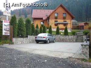 [P04] Parcarea (amenajată) şi totodată intrarea în curtea vilei » foto by Claudiu U.
 - 
<span class="allrVoted glyphicon glyphicon-heart hidden" id="av931430"></span>
<a class="m-l-10 hidden" id="sv931430" onclick="voting_Foto_DelVot(,931430,11651)" role="button">șterge vot <span class="glyphicon glyphicon-remove"></span></a>
<a id="v9931430" class=" c-red"  onclick="voting_Foto_SetVot(931430)" role="button"><span class="glyphicon glyphicon-heart-empty"></span> <b>LIKE</b> = Votează poza</a> <img class="hidden"  id="f931430W9" src="/imagini/loader.gif" border="0" /><span class="AjErrMes hidden" id="e931430ErM"></span>