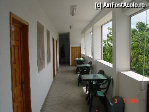[P02] Veranda etajului 1, de unde se intra in camere. Fiecare camera are masuta in fata. Deschiderile au jaluzele, in caz de vint se inchid (dupa cum se vede chiar in fata, unde in mod normal este o deschidere prin care se vede marea).  » foto by abancor
 - 
<span class="allrVoted glyphicon glyphicon-heart hidden" id="av338999"></span>
<a class="m-l-10 hidden" id="sv338999" onclick="voting_Foto_DelVot(,338999,11663)" role="button">șterge vot <span class="glyphicon glyphicon-remove"></span></a>
<a id="v9338999" class=" c-red"  onclick="voting_Foto_SetVot(338999)" role="button"><span class="glyphicon glyphicon-heart-empty"></span> <b>LIKE</b> = Votează poza</a> <img class="hidden"  id="f338999W9" src="/imagini/loader.gif" border="0" /><span class="AjErrMes hidden" id="e338999ErM"></span>