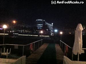 [P11] Asa se vedea hotelul seara de pe ponton » foto by sorin249
 - 
<span class="allrVoted glyphicon glyphicon-heart hidden" id="av526228"></span>
<a class="m-l-10 hidden" id="sv526228" onclick="voting_Foto_DelVot(,526228,11675)" role="button">șterge vot <span class="glyphicon glyphicon-remove"></span></a>
<a id="v9526228" class=" c-red"  onclick="voting_Foto_SetVot(526228)" role="button"><span class="glyphicon glyphicon-heart-empty"></span> <b>LIKE</b> = Votează poza</a> <img class="hidden"  id="f526228W9" src="/imagini/loader.gif" border="0" /><span class="AjErrMes hidden" id="e526228ErM"></span>