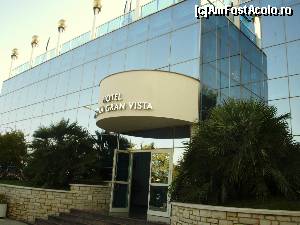 [P05] Intrarea în Hotelul Laguna Gran Vista din Porec » foto by Yersinia Pestis
 - 
<span class="allrVoted glyphicon glyphicon-heart hidden" id="av572917"></span>
<a class="m-l-10 hidden" id="sv572917" onclick="voting_Foto_DelVot(,572917,11696)" role="button">șterge vot <span class="glyphicon glyphicon-remove"></span></a>
<a id="v9572917" class=" c-red"  onclick="voting_Foto_SetVot(572917)" role="button"><span class="glyphicon glyphicon-heart-empty"></span> <b>LIKE</b> = Votează poza</a> <img class="hidden"  id="f572917W9" src="/imagini/loader.gif" border="0" /><span class="AjErrMes hidden" id="e572917ErM"></span>