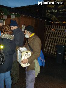 [P27] Targul de Craciun din Piata Maria Tereza - canta omul nostru pe la mese » foto by Diaura*
 - 
<span class="allrVoted glyphicon glyphicon-heart hidden" id="av284528"></span>
<a class="m-l-10 hidden" id="sv284528" onclick="voting_Foto_DelVot(,284528,11696)" role="button">șterge vot <span class="glyphicon glyphicon-remove"></span></a>
<a id="v9284528" class=" c-red"  onclick="voting_Foto_SetVot(284528)" role="button"><span class="glyphicon glyphicon-heart-empty"></span> <b>LIKE</b> = Votează poza</a> <img class="hidden"  id="f284528W9" src="/imagini/loader.gif" border="0" /><span class="AjErrMes hidden" id="e284528ErM"></span>
