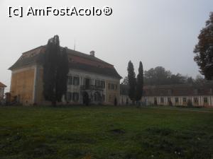 [P11] Avrig - Palatul Brukenthal. În deal, palatul ponosit. » foto by iulianic
 - 
<span class="allrVoted glyphicon glyphicon-heart hidden" id="av1351882"></span>
<a class="m-l-10 hidden" id="sv1351882" onclick="voting_Foto_DelVot(,1351882,11727)" role="button">șterge vot <span class="glyphicon glyphicon-remove"></span></a>
<a id="v91351882" class=" c-red"  onclick="voting_Foto_SetVot(1351882)" role="button"><span class="glyphicon glyphicon-heart-empty"></span> <b>LIKE</b> = Votează poza</a> <img class="hidden"  id="f1351882W9" src="/imagini/loader.gif" border="0" /><span class="AjErrMes hidden" id="e1351882ErM"></span>