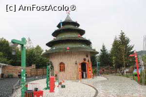 [P57] Porumbacu de Sus, jud. Sibiu, Parcul tematic „Povestea Calendarului”, Bradul Moșului, Căsuța Undrea (Decembrie) » foto by mprofeanu
 - 
<span class="allrVoted glyphicon glyphicon-heart hidden" id="av1397857"></span>
<a class="m-l-10 hidden" id="sv1397857" onclick="voting_Foto_DelVot(,1397857,11727)" role="button">șterge vot <span class="glyphicon glyphicon-remove"></span></a>
<a id="v91397857" class=" c-red"  onclick="voting_Foto_SetVot(1397857)" role="button"><span class="glyphicon glyphicon-heart-empty"></span> <b>LIKE</b> = Votează poza</a> <img class="hidden"  id="f1397857W9" src="/imagini/loader.gif" border="0" /><span class="AjErrMes hidden" id="e1397857ErM"></span>