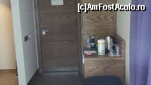 [P07] usa de la intrare, in dr dulap cu 3usi, minibar, seif dar contacost, fierbator cu cani, pahare si plicuri de ceai, ness, zahar
apa plata la 1/2 si minerala 0.25 free, zilnic » foto by eug
 - 
<span class="allrVoted glyphicon glyphicon-heart hidden" id="av333320"></span>
<a class="m-l-10 hidden" id="sv333320" onclick="voting_Foto_DelVot(,333320,11819)" role="button">șterge vot <span class="glyphicon glyphicon-remove"></span></a>
<a id="v9333320" class=" c-red"  onclick="voting_Foto_SetVot(333320)" role="button"><span class="glyphicon glyphicon-heart-empty"></span> <b>LIKE</b> = Votează poza</a> <img class="hidden"  id="f333320W9" src="/imagini/loader.gif" border="0" /><span class="AjErrMes hidden" id="e333320ErM"></span>
