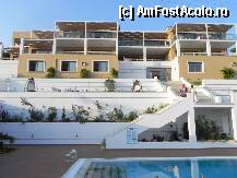 [P01] Hotelul, vazut de la marginea piscinei. Se vede cit e de urcat: treci de primele 2 terase, urmeaza nivelul care nu are balcoane, si unde nu sint camere, doar ultimele 2 nivele au camere. Sub nivelul piscinei mai este un nivel cu camere, apoi parterul cu spatii comerciale.  » foto by abancor
 - 
<span class="allrVoted glyphicon glyphicon-heart hidden" id="av336523"></span>
<a class="m-l-10 hidden" id="sv336523" onclick="voting_Foto_DelVot(,336523,11850)" role="button">șterge vot <span class="glyphicon glyphicon-remove"></span></a>
<a id="v9336523" class=" c-red"  onclick="voting_Foto_SetVot(336523)" role="button"><span class="glyphicon glyphicon-heart-empty"></span> <b>LIKE</b> = Votează poza</a> <img class="hidden"  id="f336523W9" src="/imagini/loader.gif" border="0" /><span class="AjErrMes hidden" id="e336523ErM"></span>
