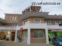 [P04] Intrarea dinspre strada. se vede un cabinet medical, o agentie de turism (si inchirieri mijloace de transport - practic poti aranja orice aici - excursii, inchirieri etc.). mai la dreapta e o taverna, iar la stinga un supermarket. Hotelul e situat chiar la bifurcatia din Troulos.  » foto by abancor
 - 
<span class="allrVoted glyphicon glyphicon-heart hidden" id="av336526"></span>
<a class="m-l-10 hidden" id="sv336526" onclick="voting_Foto_DelVot(,336526,11850)" role="button">șterge vot <span class="glyphicon glyphicon-remove"></span></a>
<a id="v9336526" class=" c-red"  onclick="voting_Foto_SetVot(336526)" role="button"><span class="glyphicon glyphicon-heart-empty"></span> <b>LIKE</b> = Votează poza</a> <img class="hidden"  id="f336526W9" src="/imagini/loader.gif" border="0" /><span class="AjErrMes hidden" id="e336526ErM"></span>