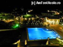 [P05] Terasa si piscina hotelului. Se vede si intrarea catre nivelele de la strada (unde e si lift). Se vede, la strada, si taverna hotelului, iar pe strada alte 2 taverne.  » foto by abancor
 - 
<span class="allrVoted glyphicon glyphicon-heart hidden" id="av336527"></span>
<a class="m-l-10 hidden" id="sv336527" onclick="voting_Foto_DelVot(,336527,11850)" role="button">șterge vot <span class="glyphicon glyphicon-remove"></span></a>
<a id="v9336527" class=" c-red"  onclick="voting_Foto_SetVot(336527)" role="button"><span class="glyphicon glyphicon-heart-empty"></span> <b>LIKE</b> = Votează poza</a> <img class="hidden"  id="f336527W9" src="/imagini/loader.gif" border="0" /><span class="AjErrMes hidden" id="e336527ErM"></span>