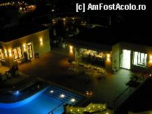 [P06] Aici se observa barul, unde se poate minca si micul dejun, intrarea la receptie (in dreapta), intrarea catre casa scarii si liftul catre etajele inferioare (stinga) si inca o parte din generoasa terasa.  » foto by abancor
 - 
<span class="allrVoted glyphicon glyphicon-heart hidden" id="av336528"></span>
<a class="m-l-10 hidden" id="sv336528" onclick="voting_Foto_DelVot(,336528,11850)" role="button">șterge vot <span class="glyphicon glyphicon-remove"></span></a>
<a id="v9336528" class=" c-red"  onclick="voting_Foto_SetVot(336528)" role="button"><span class="glyphicon glyphicon-heart-empty"></span> <b>LIKE</b> = Votează poza</a> <img class="hidden"  id="f336528W9" src="/imagini/loader.gif" border="0" /><span class="AjErrMes hidden" id="e336528ErM"></span>