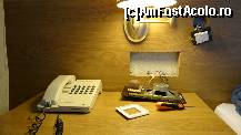[P38] După ce a făcut țăndări telefonul, a trecut la întrerupătoare și difuzor... Nu a găsit nimic fiindcă nu stătea bine cu aparatul auditiv...  » foto by bog68
 - 
<span class="allrVoted glyphicon glyphicon-heart hidden" id="av380278"></span>
<a class="m-l-10 hidden" id="sv380278" onclick="voting_Foto_DelVot(,380278,11877)" role="button">șterge vot <span class="glyphicon glyphicon-remove"></span></a>
<a id="v9380278" class=" c-red"  onclick="voting_Foto_SetVot(380278)" role="button"><span class="glyphicon glyphicon-heart-empty"></span> <b>LIKE</b> = Votează poza</a> <img class="hidden"  id="f380278W9" src="/imagini/loader.gif" border="0" /><span class="AjErrMes hidden" id="e380278ErM"></span>