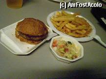 [P19] Aşa arată un hamburger cu o porţie de cartofi prăjiţi şi o salată mixtă.  » foto by Dragoș_MD
 - 
<span class="allrVoted glyphicon glyphicon-heart hidden" id="av335354"></span>
<a class="m-l-10 hidden" id="sv335354" onclick="voting_Foto_DelVot(,335354,11881)" role="button">șterge vot <span class="glyphicon glyphicon-remove"></span></a>
<a id="v9335354" class=" c-red"  onclick="voting_Foto_SetVot(335354)" role="button"><span class="glyphicon glyphicon-heart-empty"></span> <b>LIKE</b> = Votează poza</a> <img class="hidden"  id="f335354W9" src="/imagini/loader.gif" border="0" /><span class="AjErrMes hidden" id="e335354ErM"></span>