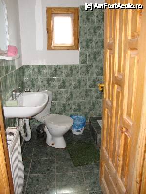 [P05] Baia apartamentului - după ușă se află dușul, destul de rudimentar; am beneficiat de apă caldă pe parcursul șederii noastre aici.  » foto by Floryn81
 - 
<span class="allrVoted glyphicon glyphicon-heart hidden" id="av411240"></span>
<a class="m-l-10 hidden" id="sv411240" onclick="voting_Foto_DelVot(,411240,11891)" role="button">șterge vot <span class="glyphicon glyphicon-remove"></span></a>
<a id="v9411240" class=" c-red"  onclick="voting_Foto_SetVot(411240)" role="button"><span class="glyphicon glyphicon-heart-empty"></span> <b>LIKE</b> = Votează poza</a> <img class="hidden"  id="f411240W9" src="/imagini/loader.gif" border="0" /><span class="AjErrMes hidden" id="e411240ErM"></span>