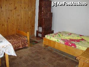 [P06] Cealaltă cameră a apartamentului în care am fost cazați. Aici încălzirea se face cu ajutorul sobei de teracotă. Deși am spus că vom ocupa doar prima cameră a apartamentului, administratorul a aprins focul și în această cameră.  » foto by Floryn81
 - 
<span class="allrVoted glyphicon glyphicon-heart hidden" id="av411241"></span>
<a class="m-l-10 hidden" id="sv411241" onclick="voting_Foto_DelVot(,411241,11891)" role="button">șterge vot <span class="glyphicon glyphicon-remove"></span></a>
<a id="v9411241" class=" c-red"  onclick="voting_Foto_SetVot(411241)" role="button"><span class="glyphicon glyphicon-heart-empty"></span> <b>LIKE</b> = Votează poza</a> <img class="hidden"  id="f411241W9" src="/imagini/loader.gif" border="0" /><span class="AjErrMes hidden" id="e411241ErM"></span>