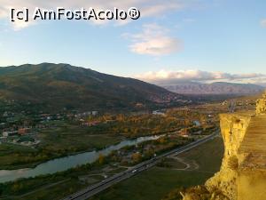 [P25] Mtskheta - vedere de la biserica Jvari: râul Aragvi care vine din nord, dinspre lacul de acumulare de la Zhinvali; alături de el - autostrada Tbilisi–Senaki–Leselidze (E60) » foto by calator65
 - 
<span class="allrVoted glyphicon glyphicon-heart hidden" id="av813529"></span>
<a class="m-l-10 hidden" id="sv813529" onclick="voting_Foto_DelVot(,813529,11911)" role="button">șterge vot <span class="glyphicon glyphicon-remove"></span></a>
<a id="v9813529" class=" c-red"  onclick="voting_Foto_SetVot(813529)" role="button"><span class="glyphicon glyphicon-heart-empty"></span> <b>LIKE</b> = Votează poza</a> <img class="hidden"  id="f813529W9" src="/imagini/loader.gif" border="0" /><span class="AjErrMes hidden" id="e813529ErM"></span>