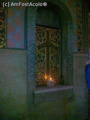 [P08] Tbilisi, Catedrala Sioni - nişa în care se păstrează crucea din viţă de vie a Sfintei Nina » foto by calator65
 - 
<span class="allrVoted glyphicon glyphicon-heart hidden" id="av812683"></span>
<a class="m-l-10 hidden" id="sv812683" onclick="voting_Foto_DelVot(,812683,11911)" role="button">șterge vot <span class="glyphicon glyphicon-remove"></span></a>
<a id="v9812683" class=" c-red"  onclick="voting_Foto_SetVot(812683)" role="button"><span class="glyphicon glyphicon-heart-empty"></span> <b>LIKE</b> = Votează poza</a> <img class="hidden"  id="f812683W9" src="/imagini/loader.gif" border="0" /><span class="AjErrMes hidden" id="e812683ErM"></span>