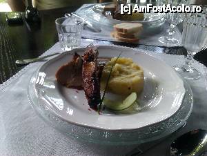 [P34] Cam asa arata o portie sanatoasa de mancare la conac (pulpa si scarita de porc cu piure) ! ; exact ca aceasta portie de piure arata si mamaliguta cu branza de la cina, nu mai zic ca erau si reci - 11 iulie 2013 » foto by adry24
 - 
<span class="allrVoted glyphicon glyphicon-heart hidden" id="av477537"></span>
<a class="m-l-10 hidden" id="sv477537" onclick="voting_Foto_DelVot(,477537,11912)" role="button">șterge vot <span class="glyphicon glyphicon-remove"></span></a>
<a id="v9477537" class=" c-red"  onclick="voting_Foto_SetVot(477537)" role="button"><span class="glyphicon glyphicon-heart-empty"></span> <b>LIKE</b> = Votează poza</a> <img class="hidden"  id="f477537W9" src="/imagini/loader.gif" border="0" /><span class="AjErrMes hidden" id="e477537ErM"></span>