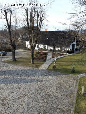 [P34] parcarea din lespezi de piatra, iar in spate, restaurantul, vazute din cerdac » foto by ccbg*
 - 
<span class="allrVoted glyphicon glyphicon-heart hidden" id="av714718"></span>
<a class="m-l-10 hidden" id="sv714718" onclick="voting_Foto_DelVot(,714718,11912)" role="button">șterge vot <span class="glyphicon glyphicon-remove"></span></a>
<a id="v9714718" class=" c-red"  onclick="voting_Foto_SetVot(714718)" role="button"><span class="glyphicon glyphicon-heart-empty"></span> <b>LIKE</b> = Votează poza</a> <img class="hidden"  id="f714718W9" src="/imagini/loader.gif" border="0" /><span class="AjErrMes hidden" id="e714718ErM"></span>