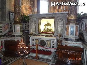 [P02] S. Pietro in vincoli. Caseta cu lantul cu care a fost incatusat S. Petru. Legenda spune ca cele doua lanturi cu care a fost inlantuit S. Petru, in momentul in care au fost puse impreuna, s-au unit, devenind unul singur.  » foto by bel_lira
 - 
<span class="allrVoted glyphicon glyphicon-heart hidden" id="av438808"></span>
<a class="m-l-10 hidden" id="sv438808" onclick="voting_Foto_DelVot(,438808,11920)" role="button">șterge vot <span class="glyphicon glyphicon-remove"></span></a>
<a id="v9438808" class=" c-red"  onclick="voting_Foto_SetVot(438808)" role="button"><span class="glyphicon glyphicon-heart-empty"></span> <b>LIKE</b> = Votează poza</a> <img class="hidden"  id="f438808W9" src="/imagini/loader.gif" border="0" /><span class="AjErrMes hidden" id="e438808ErM"></span>