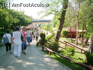 [P10] În drum către telecabină. În dreapta, o parte a frumosului parc de agrement » foto by puiutea
 - 
<span class="allrVoted glyphicon glyphicon-heart hidden" id="av975793"></span>
<a class="m-l-10 hidden" id="sv975793" onclick="voting_Foto_DelVot(,975793,11922)" role="button">șterge vot <span class="glyphicon glyphicon-remove"></span></a>
<a id="v9975793" class=" c-red"  onclick="voting_Foto_SetVot(975793)" role="button"><span class="glyphicon glyphicon-heart-empty"></span> <b>LIKE</b> = Votează poza</a> <img class="hidden"  id="f975793W9" src="/imagini/loader.gif" border="0" /><span class="AjErrMes hidden" id="e975793ErM"></span>