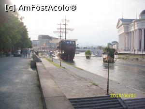 [P23] Promenadă, corabie, râul Vardar, clădirea Parlamentului » foto by puiutea
 - 
<span class="allrVoted glyphicon glyphicon-heart hidden" id="av975806"></span>
<a class="m-l-10 hidden" id="sv975806" onclick="voting_Foto_DelVot(,975806,11922)" role="button">șterge vot <span class="glyphicon glyphicon-remove"></span></a>
<a id="v9975806" class=" c-red"  onclick="voting_Foto_SetVot(975806)" role="button"><span class="glyphicon glyphicon-heart-empty"></span> <b>LIKE</b> = Votează poza</a> <img class="hidden"  id="f975806W9" src="/imagini/loader.gif" border="0" /><span class="AjErrMes hidden" id="e975806ErM"></span>