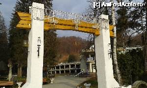 [P18] Intrarea in Parcul Mihai Eminescu, vecin cu Stogu. În dreapta este intrarea la piscina publică cu ape sulfuroase iar în spate parcarea publică.  » foto by Aurici
 - 
<span class="allrVoted glyphicon glyphicon-heart hidden" id="av694862"></span>
<a class="m-l-10 hidden" id="sv694862" onclick="voting_Foto_DelVot(,694862,11935)" role="button">șterge vot <span class="glyphicon glyphicon-remove"></span></a>
<a id="v9694862" class=" c-red"  onclick="voting_Foto_SetVot(694862)" role="button"><span class="glyphicon glyphicon-heart-empty"></span> <b>LIKE</b> = Votează poza</a> <img class="hidden"  id="f694862W9" src="/imagini/loader.gif" border="0" /><span class="AjErrMes hidden" id="e694862ErM"></span>