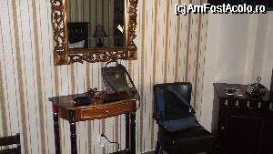 [P03] Detalii: oglinda, scaune, o masuta, minibarul, in dreapta se ghiceste Tv-ul » foto by johnnyredlabel †
 - 
<span class="allrVoted glyphicon glyphicon-heart hidden" id="av340216"></span>
<a class="m-l-10 hidden" id="sv340216" onclick="voting_Foto_DelVot(,340216,11993)" role="button">șterge vot <span class="glyphicon glyphicon-remove"></span></a>
<a id="v9340216" class=" c-red"  onclick="voting_Foto_SetVot(340216)" role="button"><span class="glyphicon glyphicon-heart-empty"></span> <b>LIKE</b> = Votează poza</a> <img class="hidden"  id="f340216W9" src="/imagini/loader.gif" border="0" /><span class="AjErrMes hidden" id="e340216ErM"></span>
