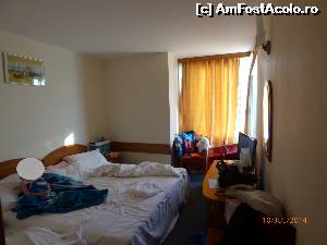 [P01] Camera, vedere dinspre usa. Doua paturi alipite, plus un pat suplimentar, mai ramane doar putin spatiu. Fotoliile sunt puse in zona in care ar fi fost balcomul. Frigiderul este mascat sub masuta cu televizorul LCD.  » foto by skeas
 - 
<span class="allrVoted glyphicon glyphicon-heart hidden" id="av534377"></span>
<a class="m-l-10 hidden" id="sv534377" onclick="voting_Foto_DelVot(,534377,12003)" role="button">șterge vot <span class="glyphicon glyphicon-remove"></span></a>
<a id="v9534377" class=" c-red"  onclick="voting_Foto_SetVot(534377)" role="button"><span class="glyphicon glyphicon-heart-empty"></span> <b>LIKE</b> = Votează poza</a> <img class="hidden"  id="f534377W9" src="/imagini/loader.gif" border="0" /><span class="AjErrMes hidden" id="e534377ErM"></span>