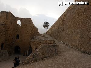 [P13] Girne - Diferentele de nivel si palmierul profilandu-se pe cerul innorat.  » foto by iulianic
 - 
<span class="allrVoted glyphicon glyphicon-heart hidden" id="av382147"></span>
<a class="m-l-10 hidden" id="sv382147" onclick="voting_Foto_DelVot(,382147,12009)" role="button">șterge vot <span class="glyphicon glyphicon-remove"></span></a>
<a id="v9382147" class=" c-red"  onclick="voting_Foto_SetVot(382147)" role="button"><span class="glyphicon glyphicon-heart-empty"></span> <b>LIKE</b> = Votează poza</a> <img class="hidden"  id="f382147W9" src="/imagini/loader.gif" border="0" /><span class="AjErrMes hidden" id="e382147ErM"></span>