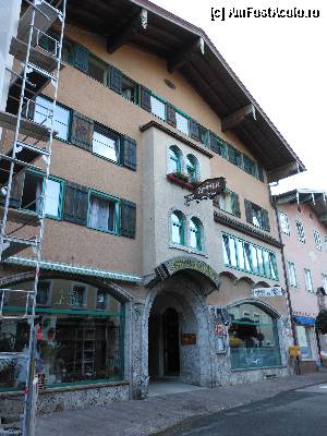 [P01] Hotel Schwarzer Adler - Golling. Cladire veche, reconditionata. Vedere din strada.  » foto by iulianic
 - 
<span class="allrVoted glyphicon glyphicon-heart hidden" id="av341526"></span>
<a class="m-l-10 hidden" id="sv341526" onclick="voting_Foto_DelVot(,341526,12026)" role="button">șterge vot <span class="glyphicon glyphicon-remove"></span></a>
<a id="v9341526" class=" c-red"  onclick="voting_Foto_SetVot(341526)" role="button"><span class="glyphicon glyphicon-heart-empty"></span> <b>LIKE</b> = Votează poza</a> <img class="hidden"  id="f341526W9" src="/imagini/loader.gif" border="0" /><span class="AjErrMes hidden" id="e341526ErM"></span>
